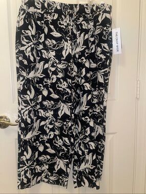 BNWT Raffaella viscose & linen made pants, Drawstring in black & white floral, L